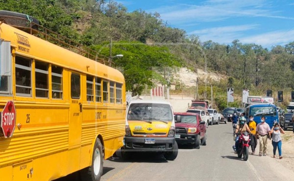 Desalojan a conductores de mototaxis que se tomaron carretera en el occidente de Honduras