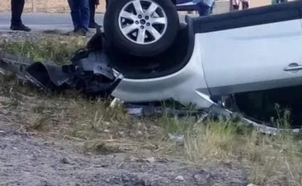 Ocho personas resultan heridas tras volcarse una camioneta en el sur del país