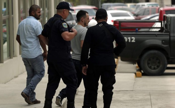 Por extorsión, juez deja en prisión a dos capturados con 150 mil lempiras