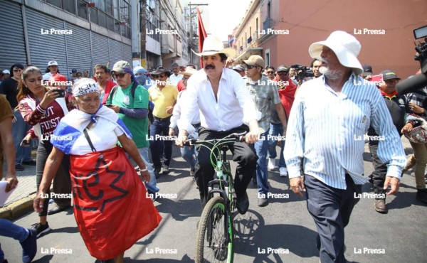 Mel llega con su tradicional 'bici' a la marcha de los trabajadores