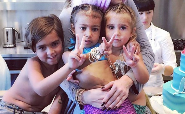 North West y Penélope Disick como sirenas