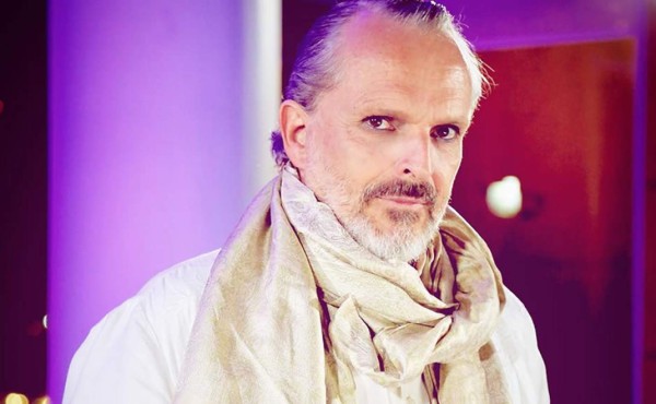 Miguel Bosé es acusado de hacer 'playback' en Viña del Mar