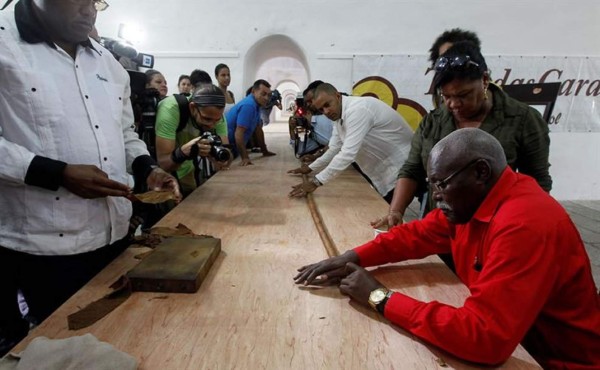 Cubano elabora un puro de 90 metros por los 90 años de Fidel Castro