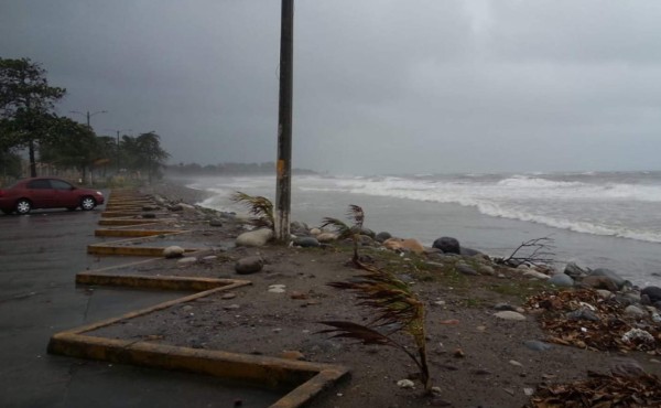 Suspenden actividades costeras en La Ceiba por mal clima