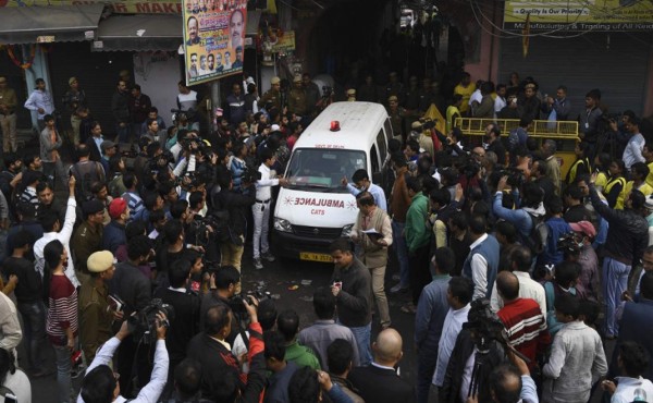 Al menos 43 muertos deja incendio de una fábrica en Nueva Delhi