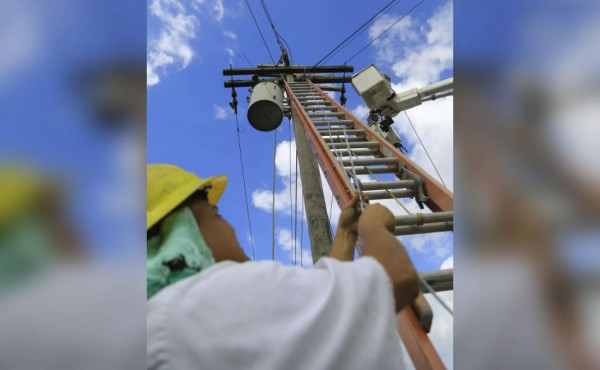 Enee responde a denuncias por alumbrado público