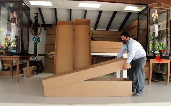 Ataúdes de cartón para enterrar a los más pobres en una ciudad boliviana