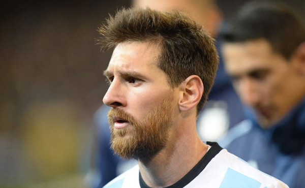 Leo Messi protagoniza colorido grafiti en Barcelona     