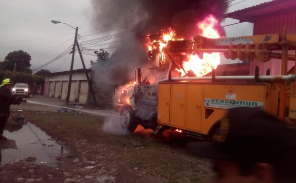 Sujeto quema grúa en el barrio Cabañas de San Pedro Sula