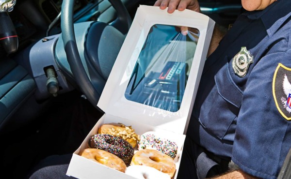 Un hombre irrumpe estación de policía en EEUU y les lleva donas a los agentes