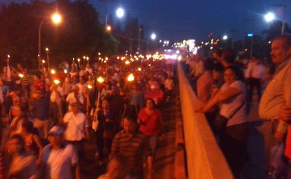 Indignados vuelven a la marcha de antorchas en Tegucigalpa