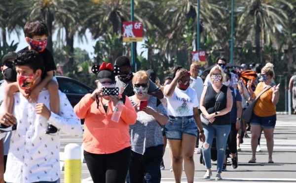 Largas filas en el día de apertura de la zona comercial de Disneyland