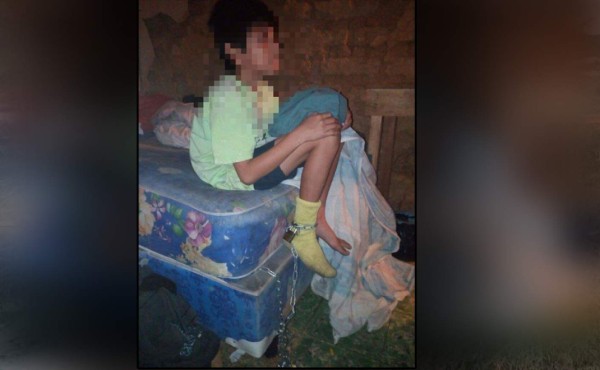 Rescatan a niño que mantenían encadenado a una cama en Olancho