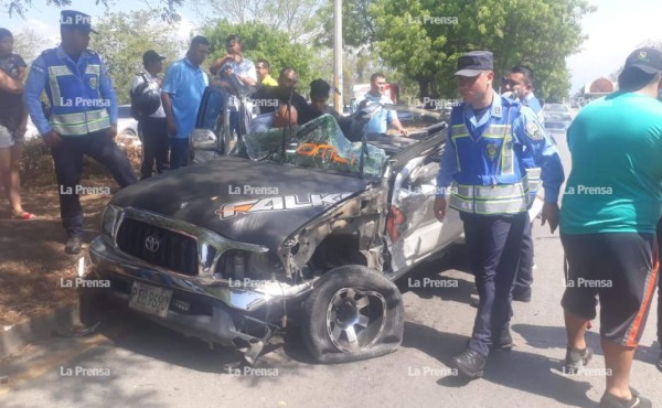 Mecánico sobrevive tras chocar su carro contra un camión en el bulevar del este