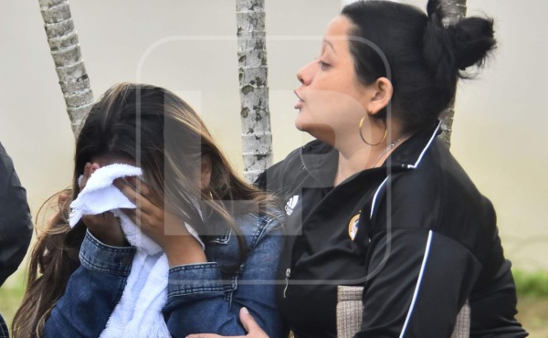 Quince horas de angustia, frío y desvelo en las afueras del penal de Tela