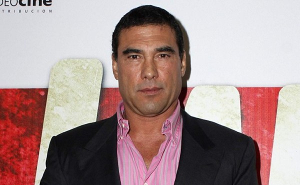 Eduardo Yáñez enseña obscenidades a su 'nieto'