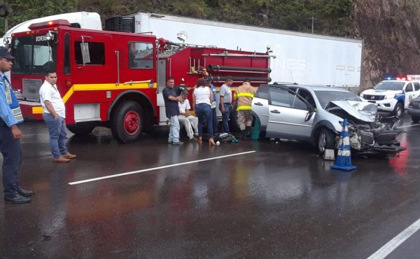 Dos personas heridas tras choque de carro en la Cuesta de la Virgen