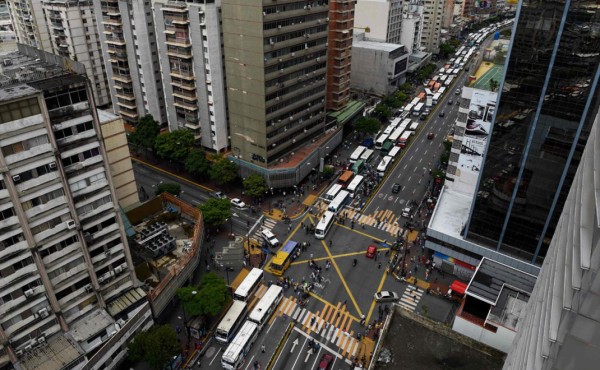 Protestan en inicio de censo para acceder a gasolina en Venezuela