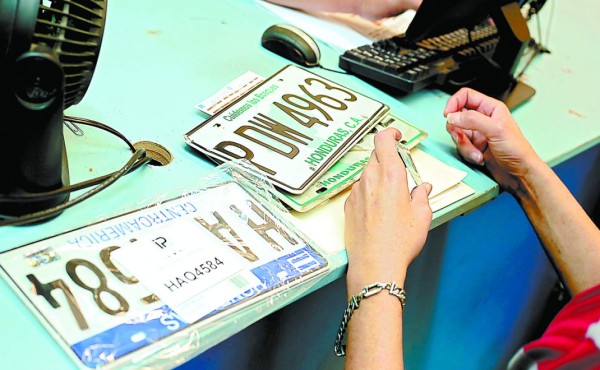 El Instituto de la Propiedad todavía no define la entrega de nuevas placas