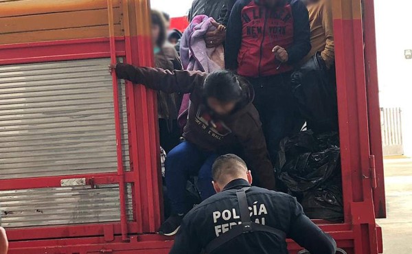 Interceptan a 45 migrantes dentro de un camión en México