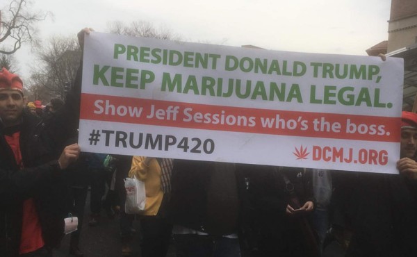 Activistas reparten marihuana gratis en protesta contra Trump en Washington