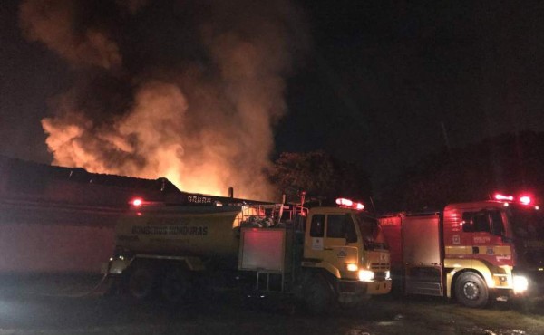 Incendio consume bodega de empresa de plásticos en San Pedro Sula