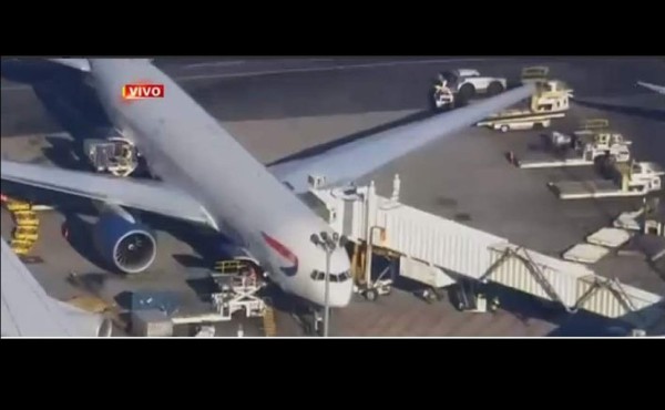 Arrestan a pasajera por intentar abrir puertas durante un vuelo