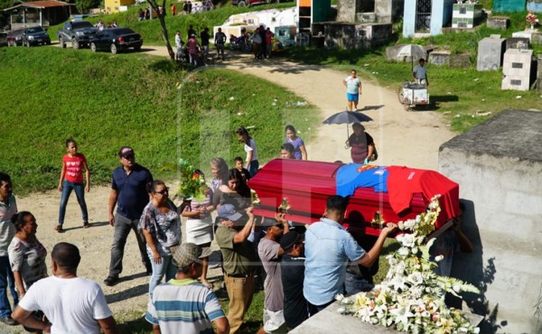 Sepultan restos de las víctimas de masacre en Puerto Cortés