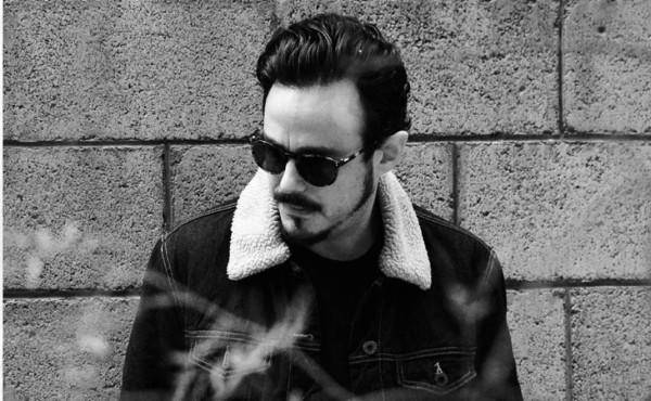 El cantante conocido como Mendrix. Quizá no estemos familiarizados con este nombre, pero sin duda que es curioso al pronunciarlo. Mendrix, según los informes en internet, es un cantante reconocido de música electrónica cuyo nombre oficial es Guillermo Mendez.