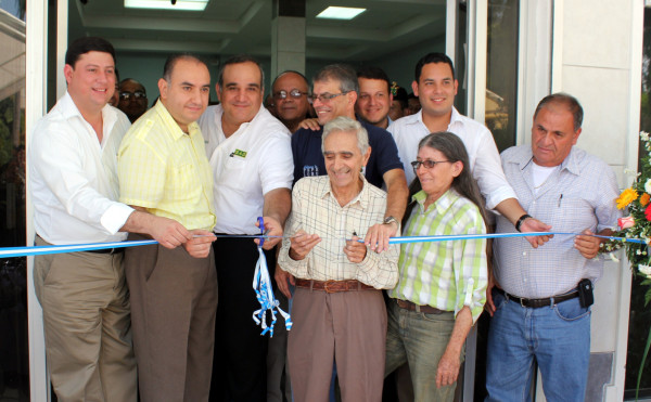 Banadesa inaugura remodelación de sucursal en El Progreso