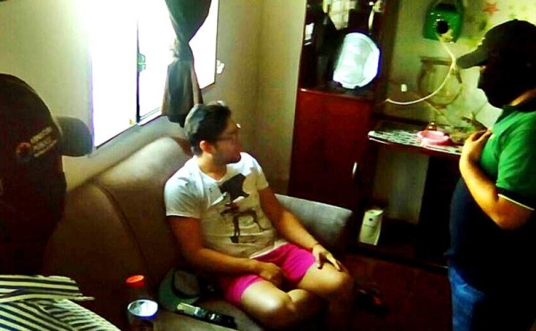 En calzoneta y camiseta, así fue capturado José David Cardona Gómez.