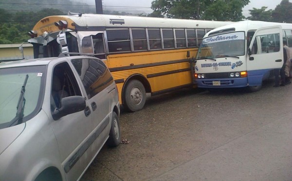 Nueve heridos en triple colisión en el bulevar del sur de San Pedro Sula