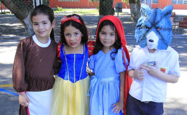 Alumnos de la Happy New Dawn celebran original día de la lectura