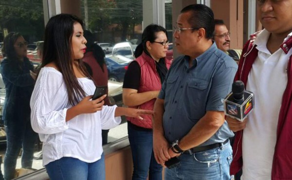La comunicadora se presentó acompañada del presidente del Colegio de Periodistas de Honduras, Dagoberto Rodríguez.