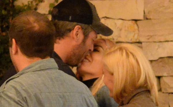 Besos y abrazos demuestran el candente romance entre los músicos.