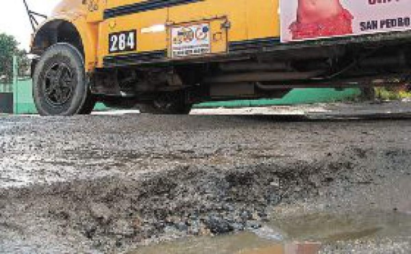 Enormes hoyos en calle de la Satélite