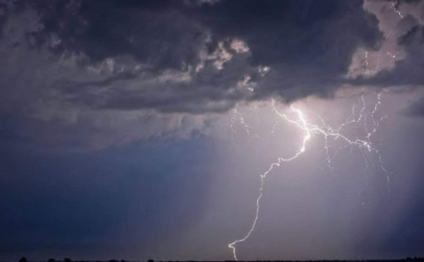 Impacto de un rayo en playa deja una persona muerta y 13 heridos