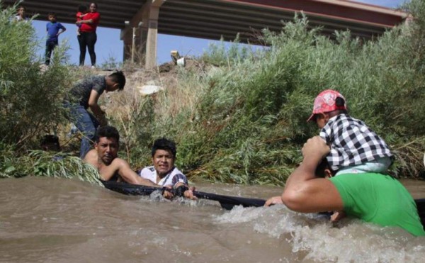Rescatan a niños hondureños de morir ahogados en el Río Bravo