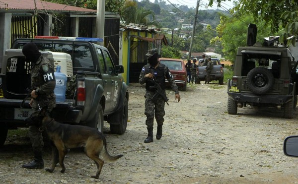 Los capturan con armas e indumentaria policial