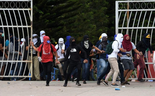 Estudiantes se toman la Unah el primer día de clases