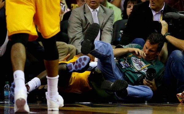 VIDEO: El tremendo choque de LeBron James con una cámara