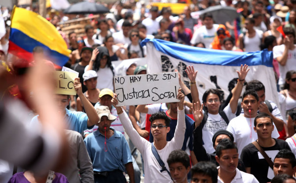 Santos militariza Bogotá, protestas de campesinos dejan dos muertos