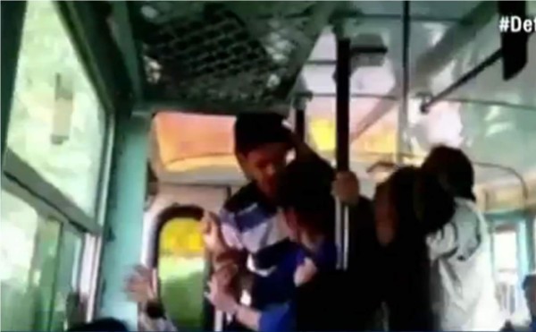 Dos hermanas decidieron golpear a unos delincuentes porque intentaron abusar de ellas en un bus. Ni pasajeros ni conductor las ayudaron. Foto YouTube.