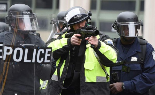 La Policía utilizó gas lacrimógeno para desintegrar las manifestaciones.