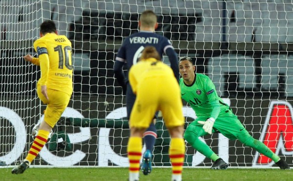 Keylor Navas le paró un penal a Messi en el duelo del Parque de los Príncipes. Foto EFE