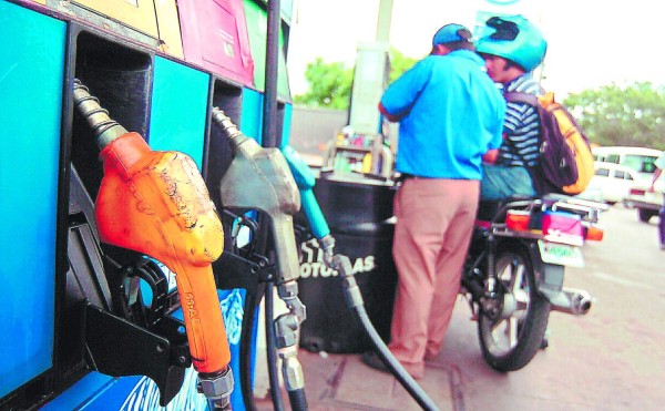 Precios de las gasolinas bajan por sexta semana