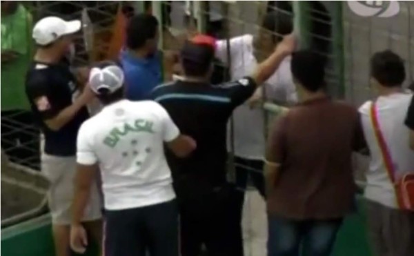 VIDEO: Héctor Vargas se pelea con aficionado y le lanza un manotazo
