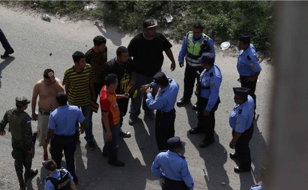 ¡Penoso! Barras se agarran a pedradas previo al clásico