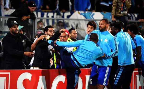 Patrick Evra, despedido del Marsella por pegarle una patada a un hincha