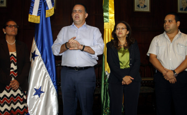 Alcalde pide al personal trabajar normalmente